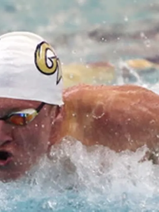 Wolsey Hall Oxford student, Dylan Arzoni, swimming.