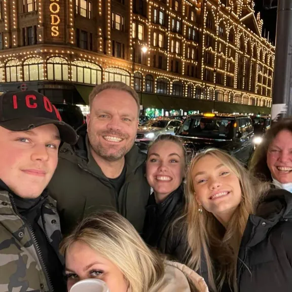 Wolsey Hall Oxford student, Phebe, and her family.