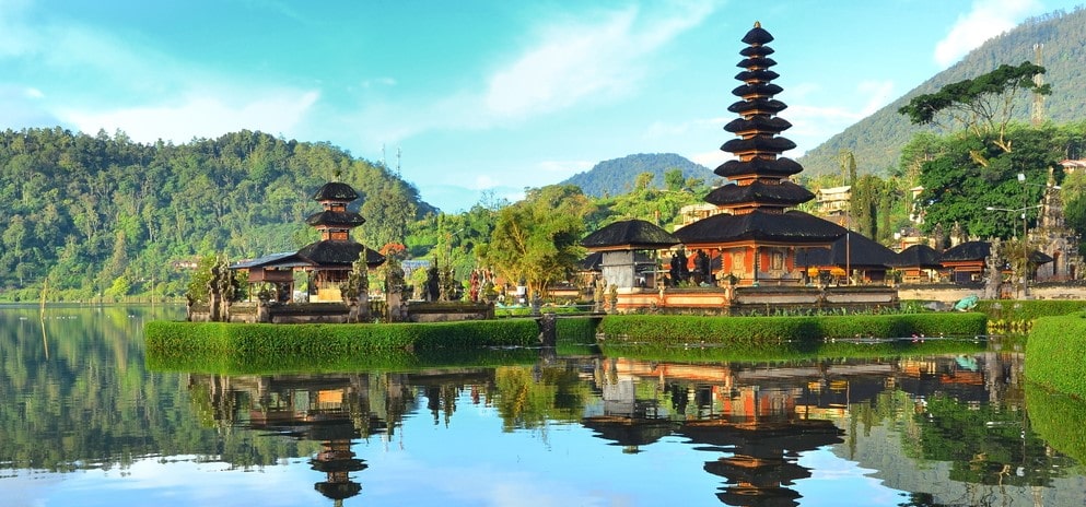 A landscape view of an Indonesian temple. 